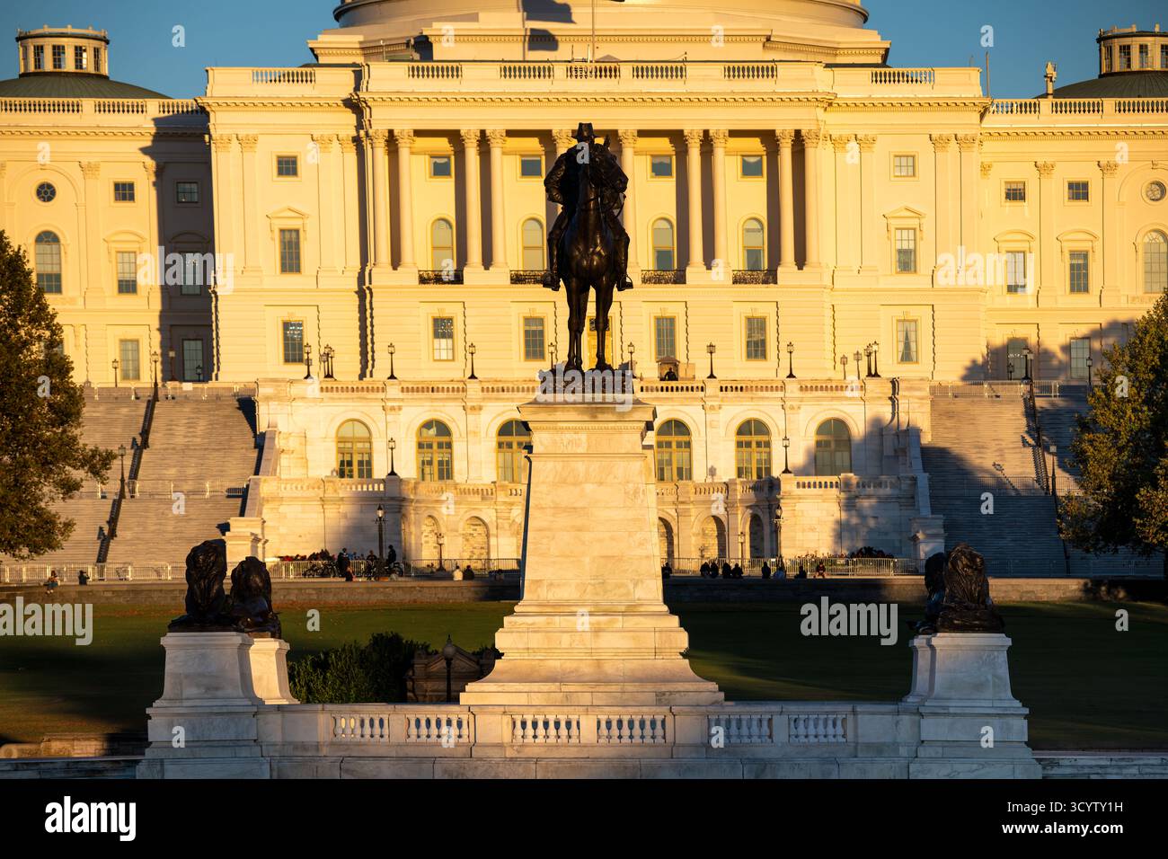 Mémorial Ulysses S Grant Washington DC // WASHINGTON DC — le mémorial Ulysses S. Grant, une statue équestre en bronze de Henry Merwin Shrady, est situé sur Union Square au pied du Capitol Hill. Dédié en 1922, il représente le général de la guerre de Sécession et le 18e président des États-Unis Ulysses S. Grant à cheval. Le monument comprend des groupes de sculptures de flanc et des lions de bronze, directement face au Capitole des États-Unis. C'est l'une des plus grandes statues équestres au monde, honorant le rôle central de Grant dans l'histoire américaine. Banque D'Images