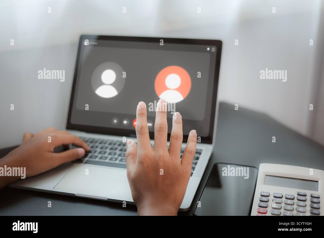 Personne ayant un appel vidéo en ligne sur ordinateur portable pour réunion à distance et communication virtuelle, concept de connexion numérique, conférence en ligne et travail Banque D'Images