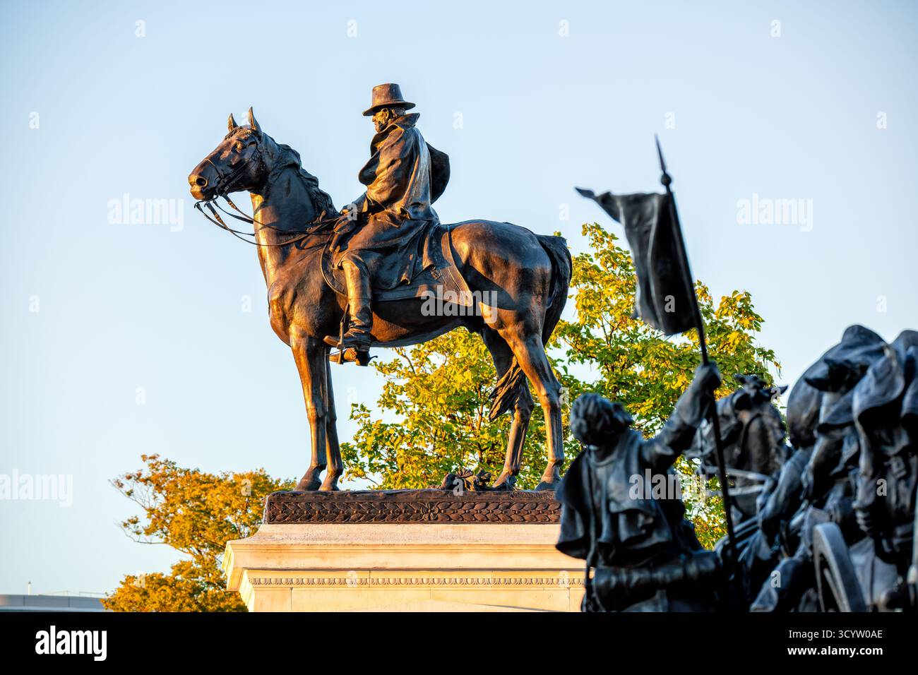 Mémorial Ulysses S Grant Washington DC // WASHINGTON DC — le mémorial Ulysses S. Grant présente une grande statue équestre en bronze d'Ulysses S. Grant, figure éminente de l'histoire américaine. Dédié en 1922, ce monument est situé au pied du Capitole, directement à l'ouest du Capitole des États-Unis. Conçu par le sculpteur Henry Merwin Shrady, il honore le service de Grant en tant que général commandant de l'armée de l'Union pendant la guerre de Sécession. Le mémorial comprend également des groupes sculpturaux de flanc représentant l'artillerie et la cavalerie. Il est considéré comme l'une des statistiques équestres les plus importantes Banque D'Images