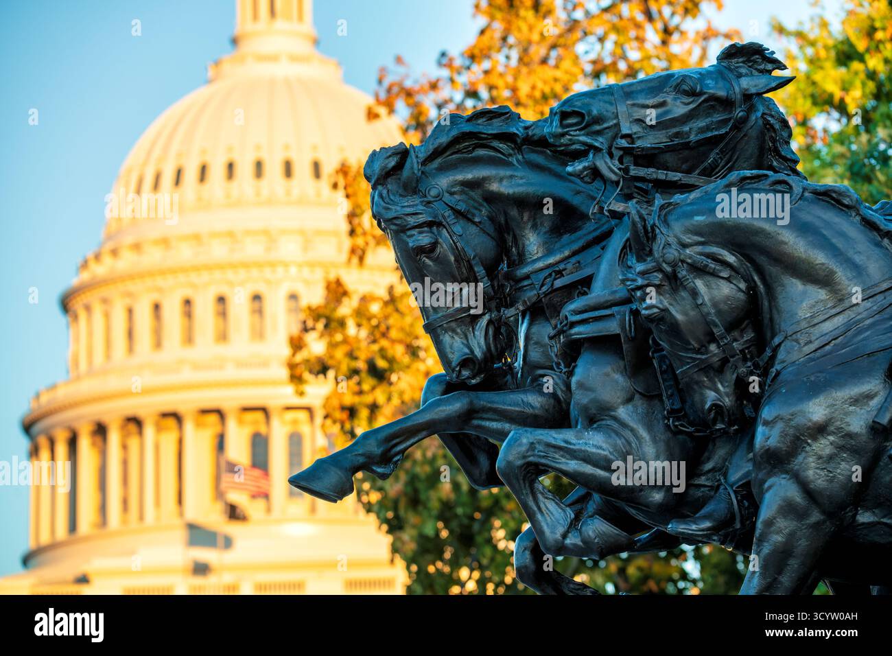 Sculpture du mémorial Ulysses S Grant Capitol Hill Washington DC // WASHINGTON DC — Une sculpture équestre en bronze du mémorial Ulysses S. Grant est vue avec le dôme du Capitole des États-Unis en arrière-plan. Inauguré en 1922, le mémorial est situé au pied du Capitole. Il commémore Ulysses S. Grant, le général commandant de l'armée de l'Union pendant la guerre de Sécession et le 18e président des États-Unis. Conçu par Henry Merwin Shrady, le mémorial présente une statue équestre centrale de Grant flanquée de grands groupes sculpturaux en bronze représentant la cavalerie et l'artillerie. Banque D'Images