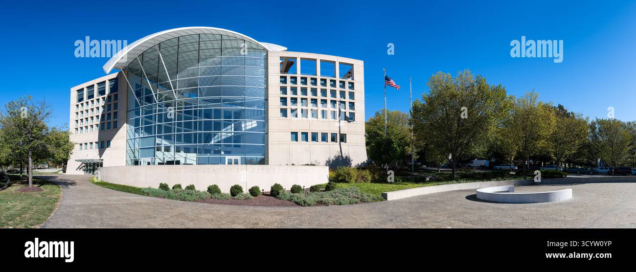 United States Institute of Peace Building Washington DC // WASHINGTON DC — le toit incurvé distinctif et la façade vitrée de l'Institute of Peace Building sont présentés dans une vue panoramique. Conçu par le célèbre architecte Moshe Safdie, le bâtiment a ouvert ses portes en 2007 sur le National Mall. Cette institution fédérale indépendante et non partisane a été créée par le Congrès pour prévenir et atténuer les conflits violents à l'échelle mondiale. Son architecture unique, souvent décrite comme une colombe, symbolise sa mission de paix dans la capitale nationale. Banque D'Images