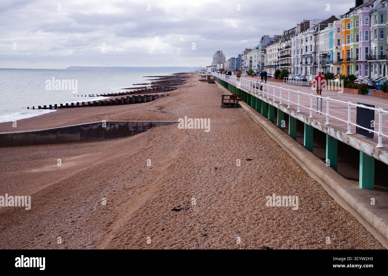 Le front de mer à Hastings montrant les deux proms de niveau Banque D'Images