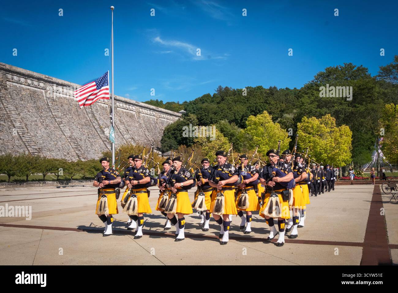 Les tuyaux et les tambours de la police Emerald Society of Westchester défilent avant le chant de l'hymne national lors de la cérémonie commémorative du 11 septembre. Banque D'Images