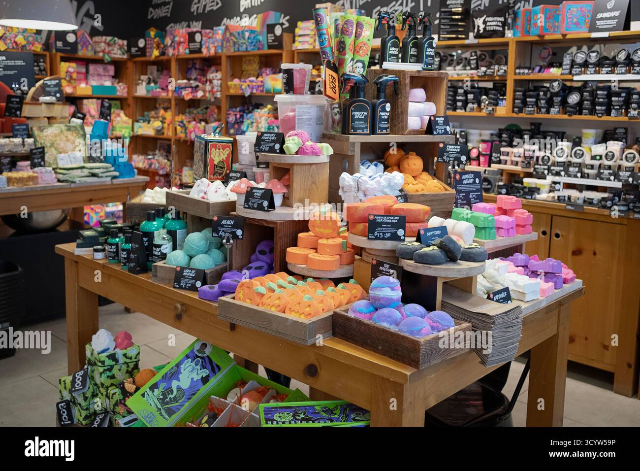 Une vue générale des savons et potions du magasin Lush très coloré du centre commercial Walt Whitman Mall à Huntington Station, New York Banque D'Images
