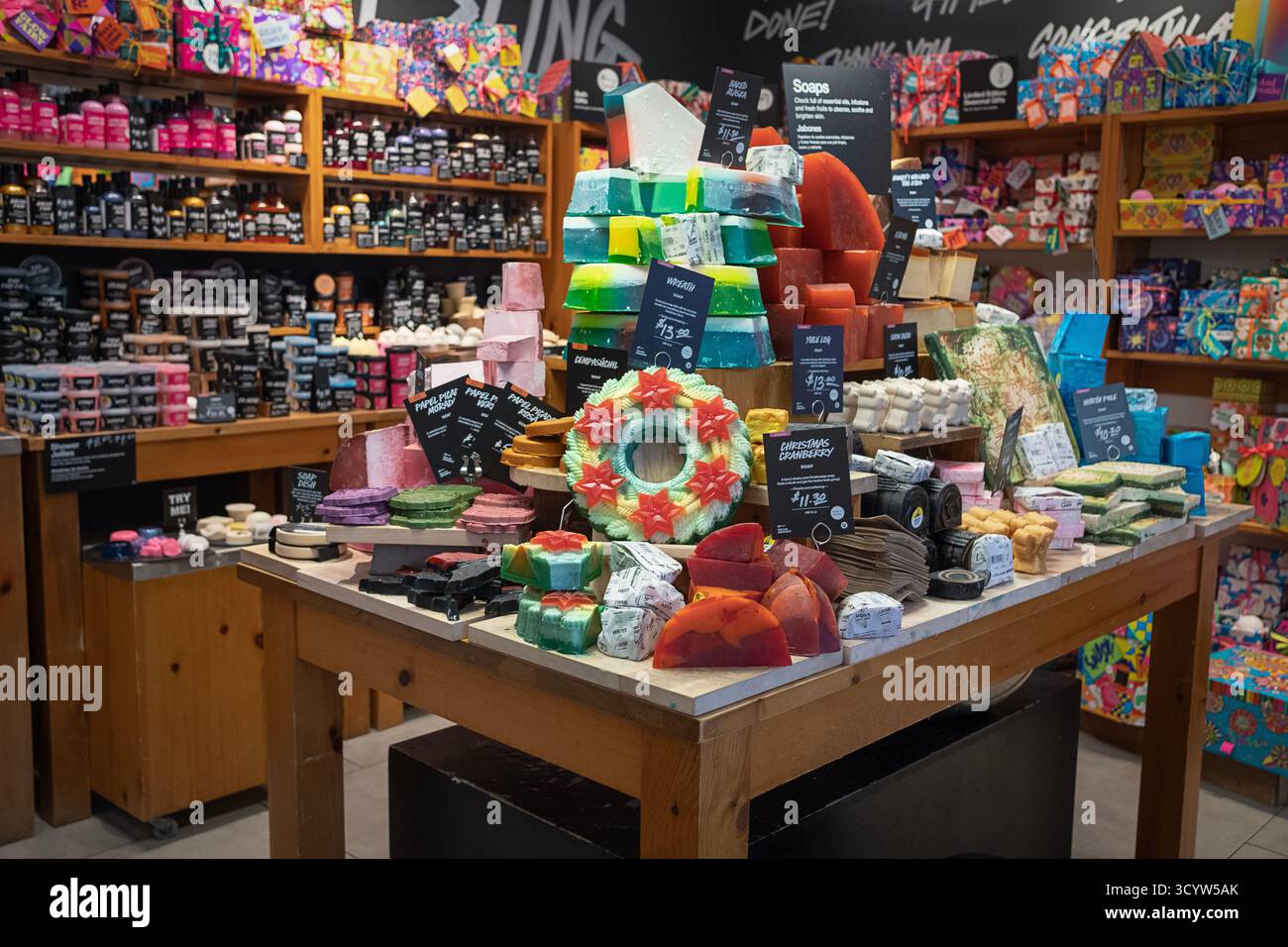 Une vue générale des savons et potions du magasin Lush très coloré du centre commercial Walt Whitman Mall à Huntington Station, New York Banque D'Images