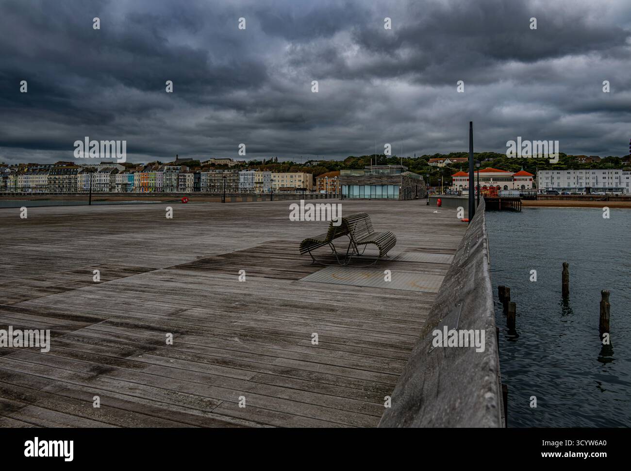 Le pont en bois de la jetée Hastings réaménagée dans un jour nuageux gris Banque D'Images
