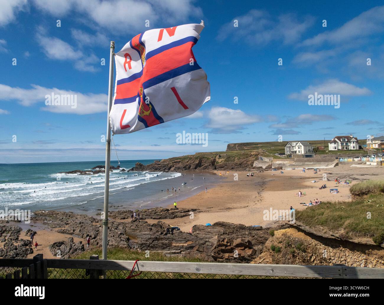 Drapeau RNLI à Crooklets Beach, Bude, Cornwall, Royaume-Uni. Royal National Lifeboat institution Banque D'Images