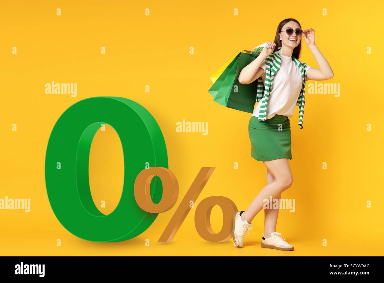 commission zéro. Femme heureuse avec des sacs à provisions sur fond jaune. signe 0 pour cent près d'elle Banque D'Images