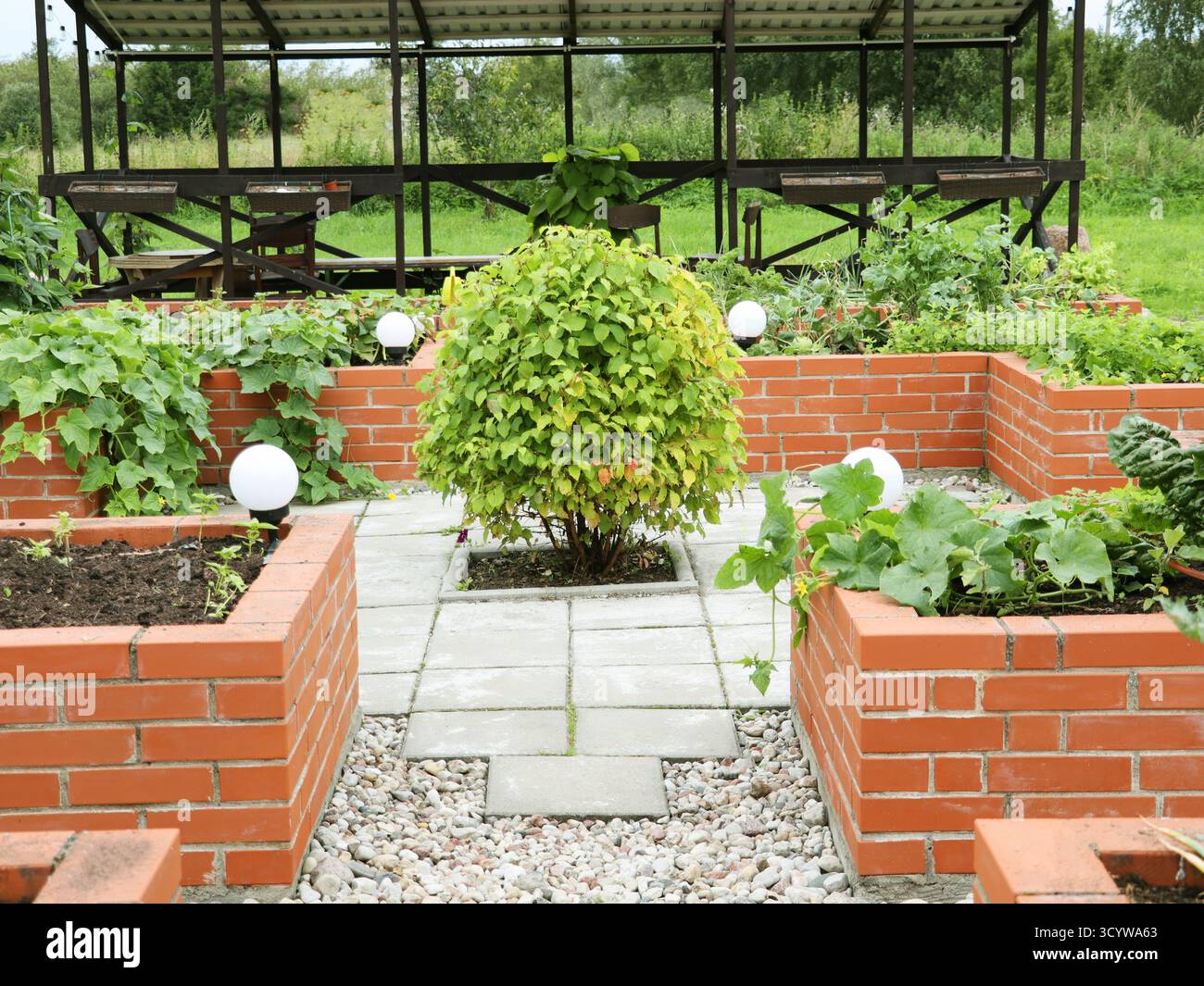 Un potager moderne avec des lits en briques surélevées. Lits surélevés jardinage dans un jardin urbain Banque D'Images