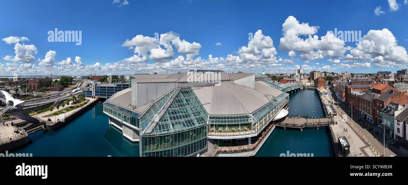 Vue aérienne du centre commercial Princes Quay à Kingston upon Hull, East Riding of Yorkshire, Angleterre. Le centre est construit sur des pilotis au-dessus du Prince's Dock Banque D'Images