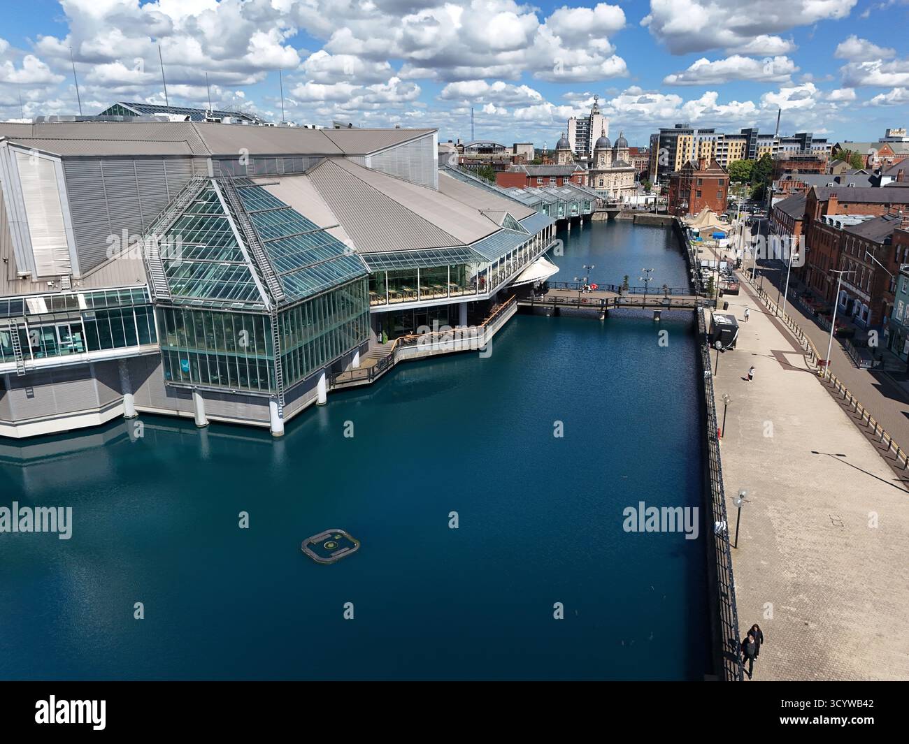 Vue aérienne du centre commercial Princes Quay à Kingston upon Hull, East Riding of Yorkshire, Angleterre. Le centre est construit sur des pilotis au-dessus du Prince's Dock Banque D'Images