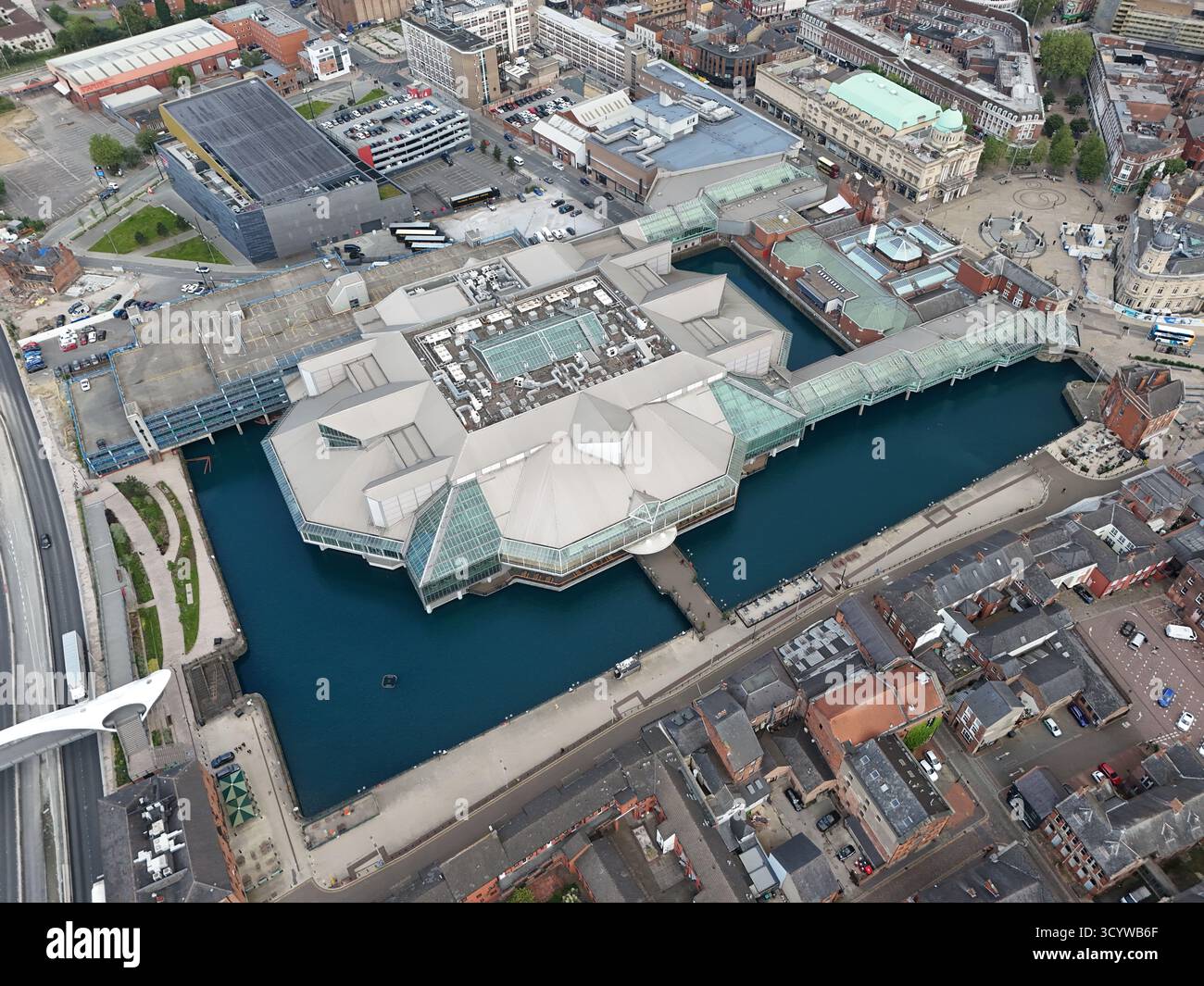 Vue aérienne du centre commercial Princes Quay à Kingston upon Hull, East Riding of Yorkshire, Angleterre. Le centre est construit sur des pilotis au-dessus du Prince's Dock Banque D'Images