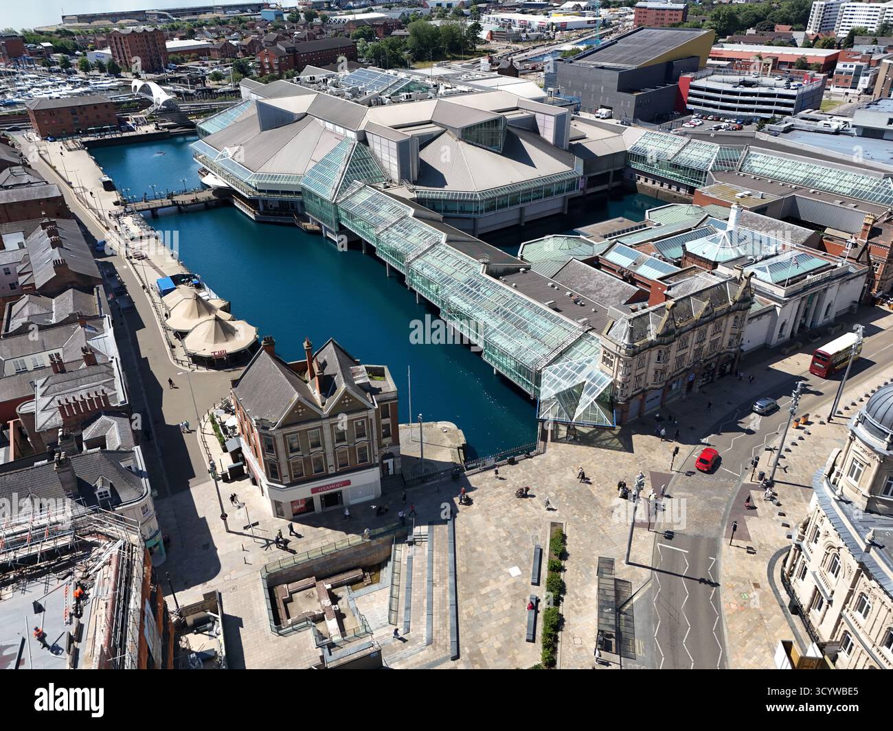 Vue aérienne du centre commercial Princes Quay à Kingston upon Hull, East Riding of Yorkshire, Angleterre. Le centre est construit sur des pilotis au-dessus du Prince's Dock Banque D'Images