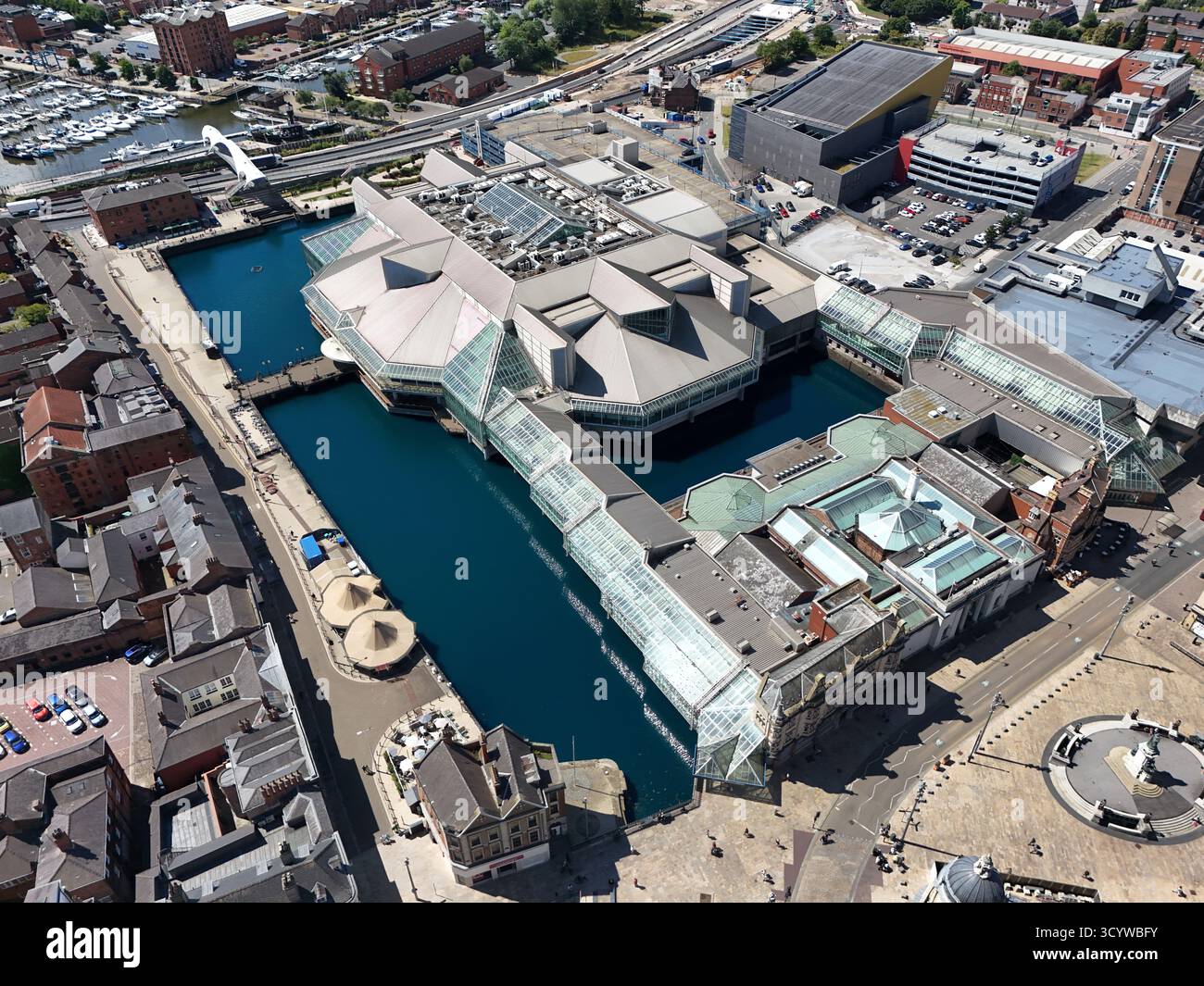 Vue aérienne du centre commercial Princes Quay à Kingston upon Hull, East Riding of Yorkshire, Angleterre. Le centre est construit sur des pilotis au-dessus du Prince's Dock Banque D'Images
