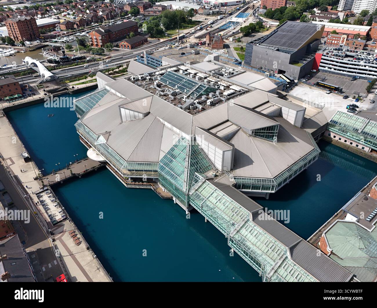 Vue aérienne du centre commercial Princes Quay à Kingston upon Hull, East Riding of Yorkshire, Angleterre. Le centre est construit sur des pilotis au-dessus du Prince's Dock Banque D'Images