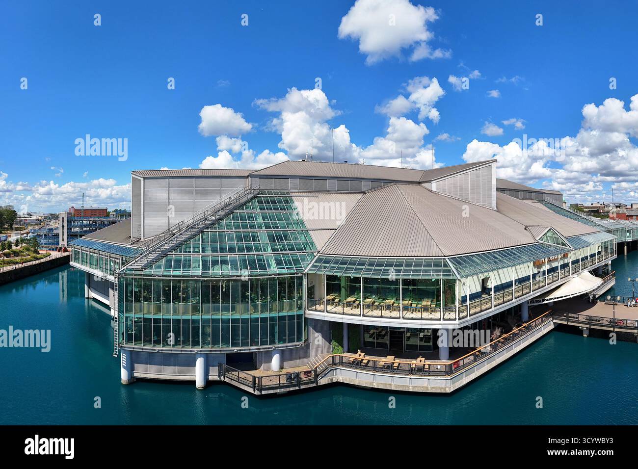 Vue aérienne du centre commercial Princes Quay à Kingston upon Hull, East Riding of Yorkshire, Angleterre. Le centre est construit sur des pilotis au-dessus du Prince's Dock Banque D'Images