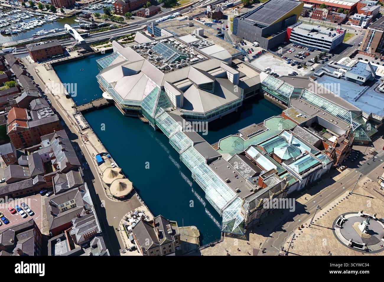 Vue aérienne du centre commercial Princes Quay à Kingston upon Hull, East Riding of Yorkshire, Angleterre. Le centre est construit sur des pilotis au-dessus du Prince's Dock Banque D'Images