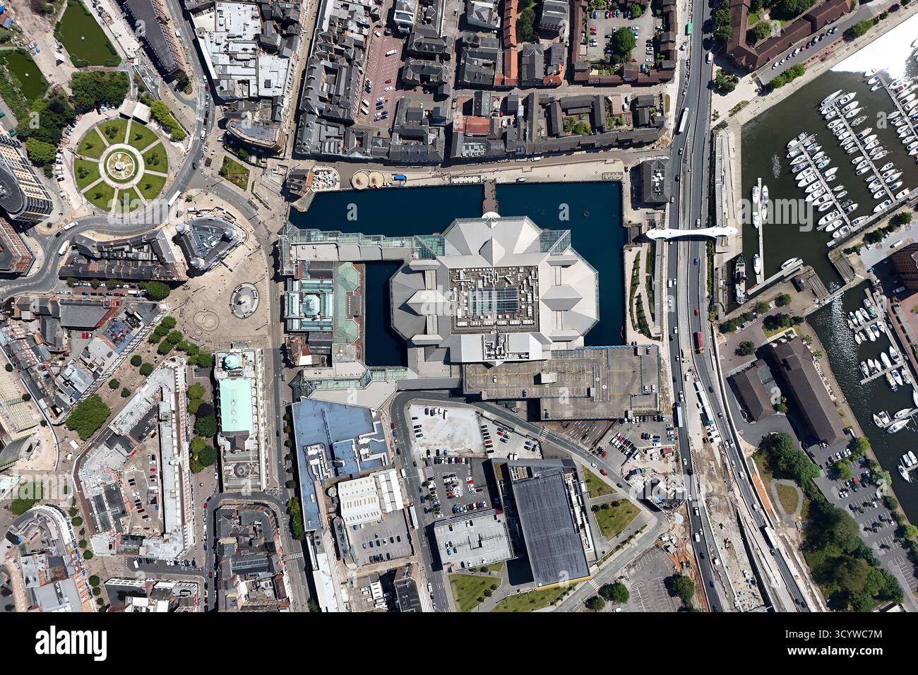 Vue aérienne du centre commercial Princes Quay à Kingston upon Hull, East Riding of Yorkshire, Angleterre. Le centre est construit sur des pilotis au-dessus du Prince's Dock Banque D'Images