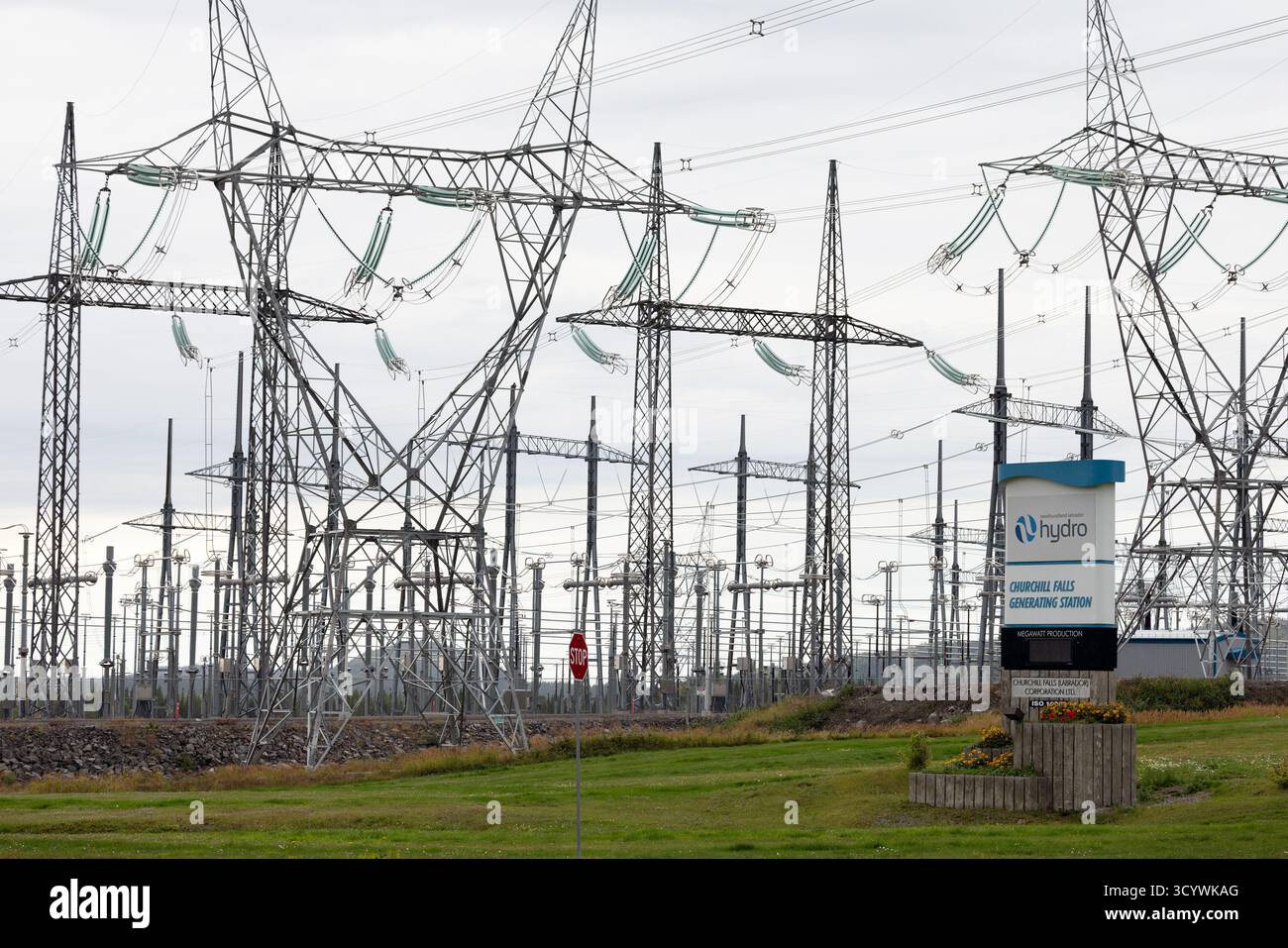 Infrastructure haute tension à la centrale de Churchill Falls au Labrador. Banque D'Images