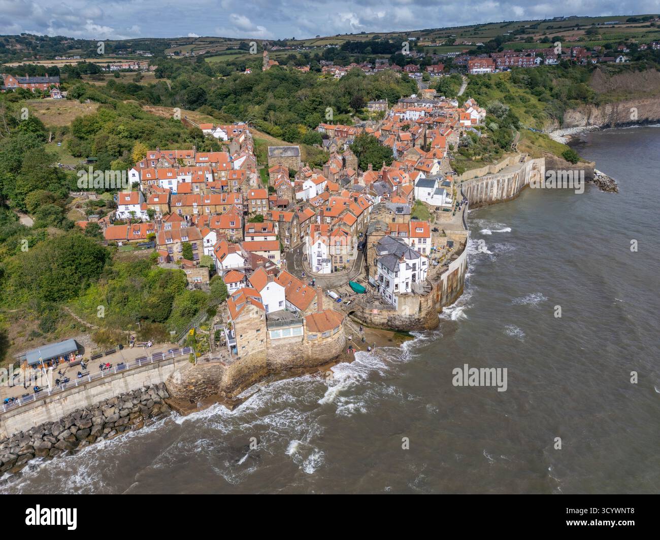 Vue aérienne de Robin Hoods Bay, Whitby, North Yorkshire, Royaume-Uni. Banque D'Images