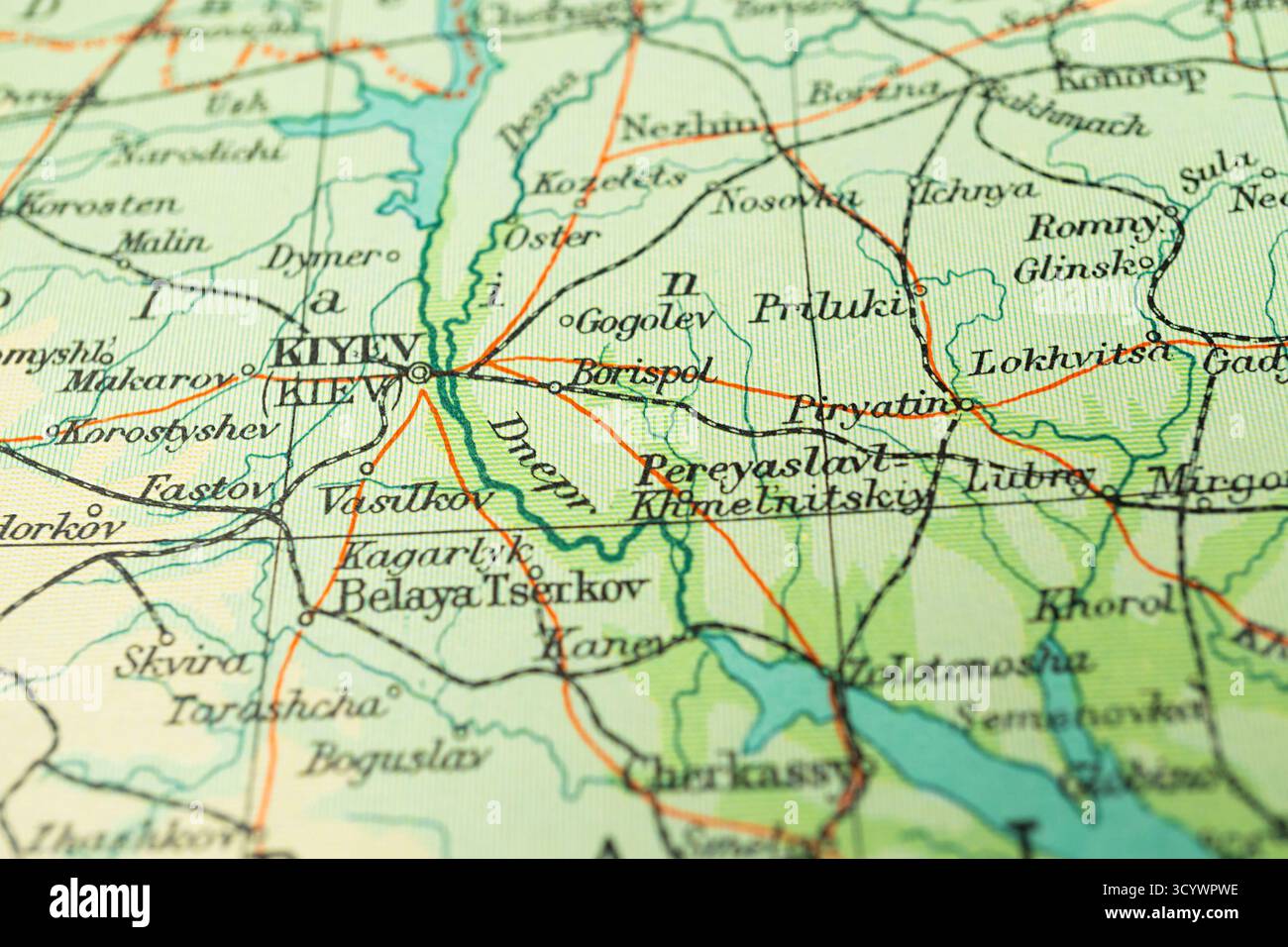 Pointe ronde de pouce rouge pincée à travers la ville de Kiev sur la carte de l'Ukraine. Une partie de la collection couvrant toutes les grandes capitales d'Europe. Ukraine sur la carte politique o Banque D'Images