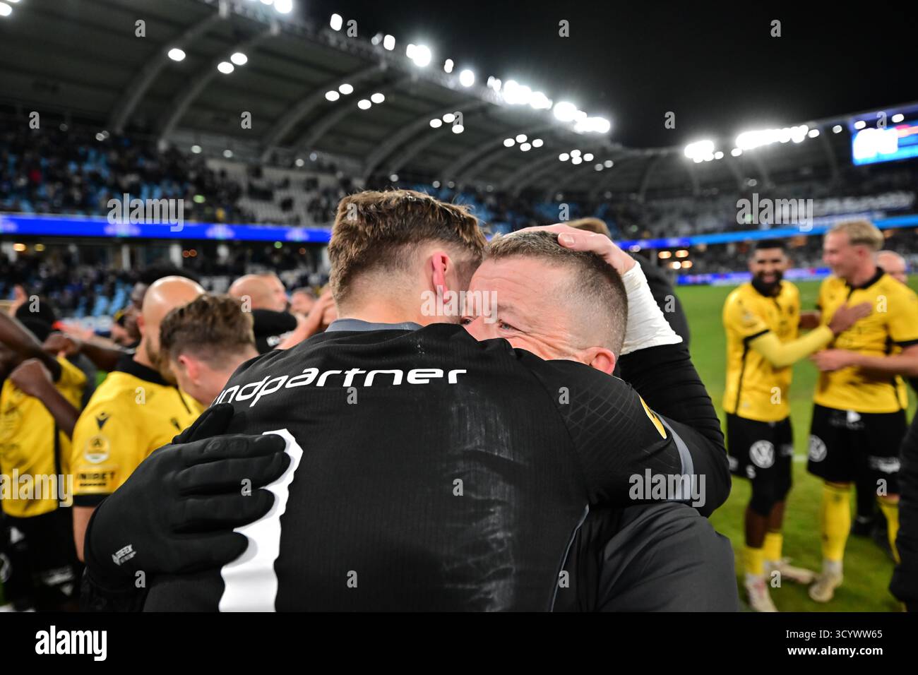 GOTHENBURG, SUÈDE 20251020 le gardien de butMjällby Noel Törnqvist embrasse l'entraîneur Anders Torstensson après la médaille d'or du Championnat de Suède après avoir remporté le match de football Allsvenskan de lundi entre l'IFK Göteborg et l'Mjällby AIF à Gamla Ullevi. Photo : Björn Larsson Rosvall/TT/Code 9200 ce texte est traduit automatiquement crédit : TT News Agency/Alamy Live News Banque D'Images