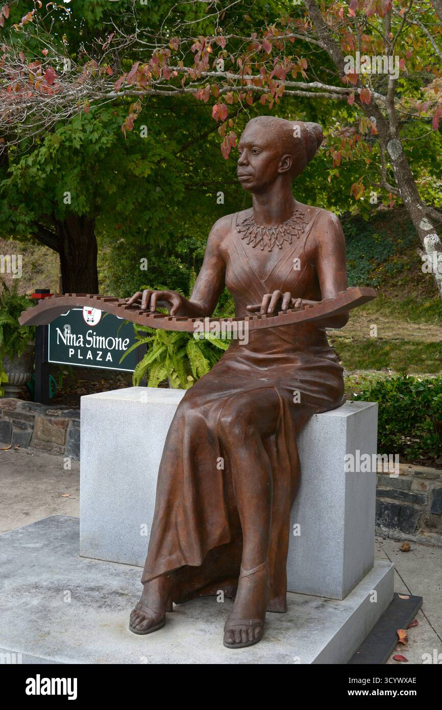 Une statue de la chanteuse américaine Nina Simone sur Nina Simone Plaza dans la ville natale de la chanteuse, Tryon, Caroline du Nord. Banque D'Images