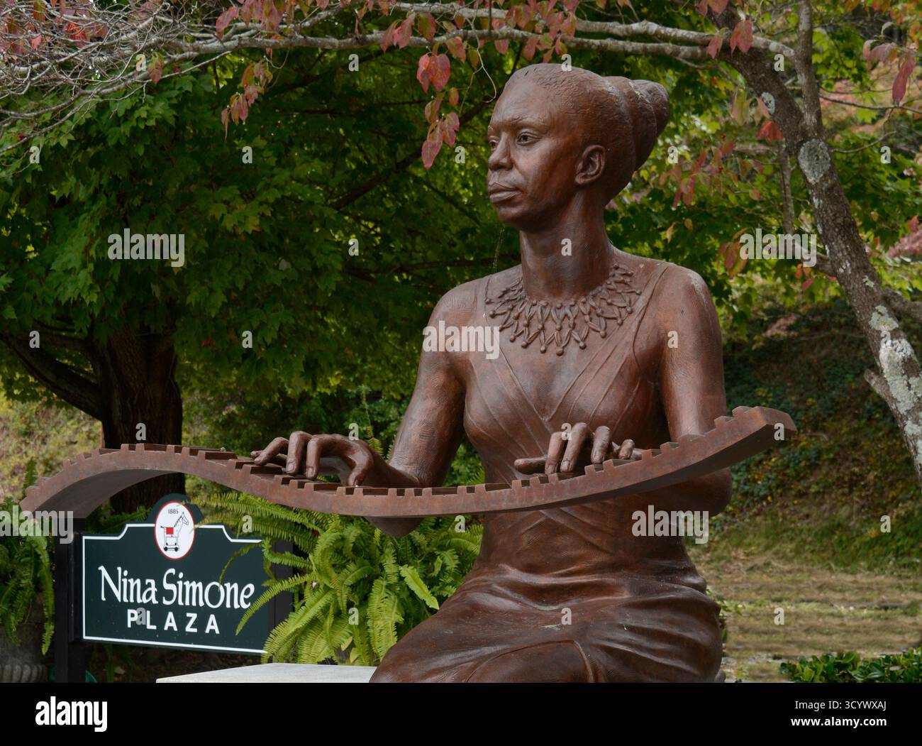 Une statue de la chanteuse américaine Nina Simone sur Nina Simone Plaza dans la ville natale de la chanteuse, Tryon, Caroline du Nord. Banque D'Images