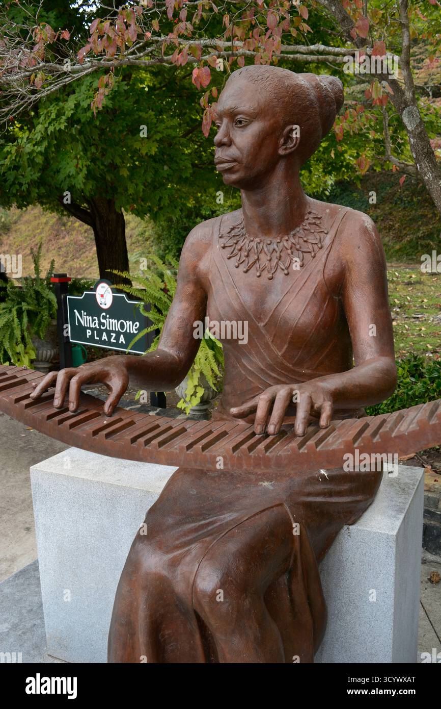 Une statue de la chanteuse américaine Nina Simone sur Nina Simone Plaza dans la ville natale de la chanteuse, Tryon, Caroline du Nord. Banque D'Images