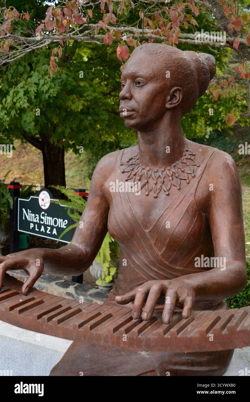 Une statue de la chanteuse américaine Nina Simone sur Nina Simone Plaza dans la ville natale de la chanteuse, Tryon, Caroline du Nord. Banque D'Images
