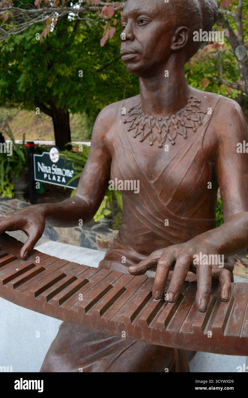 Une statue de la chanteuse américaine Nina Simone sur Nina Simone Plaza dans la ville natale de la chanteuse, Tryon, Caroline du Nord. Banque D'Images