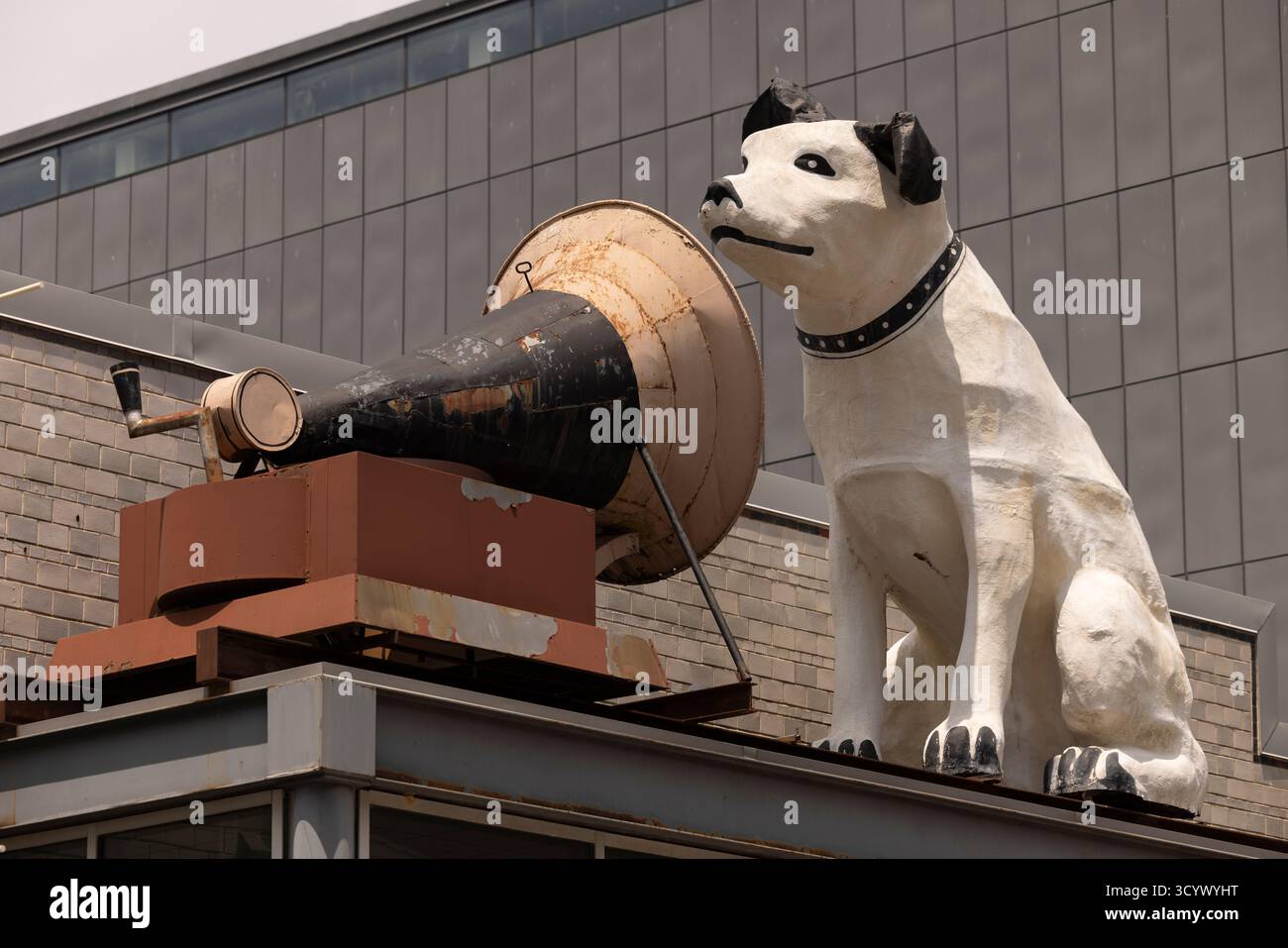 Baltimore, Maryland, États-Unis - 8 juin 2025 : une statue d'un chien et un phonographe se tiennent au sommet du Walters Art Museum. Banque D'Images