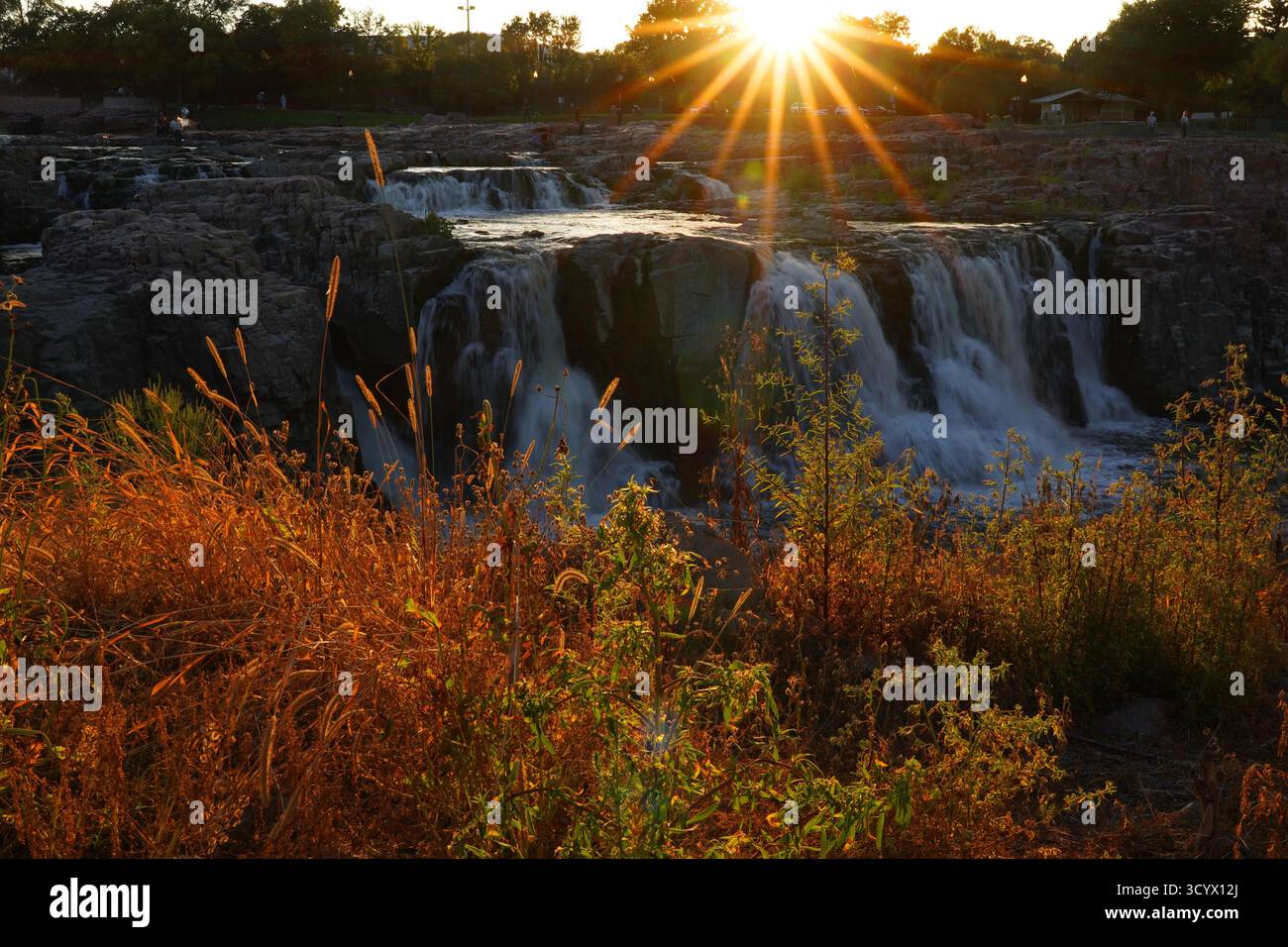 Coucher de soleil sur les cascades dans Falls Park à Sioux Falls Banque D'Images