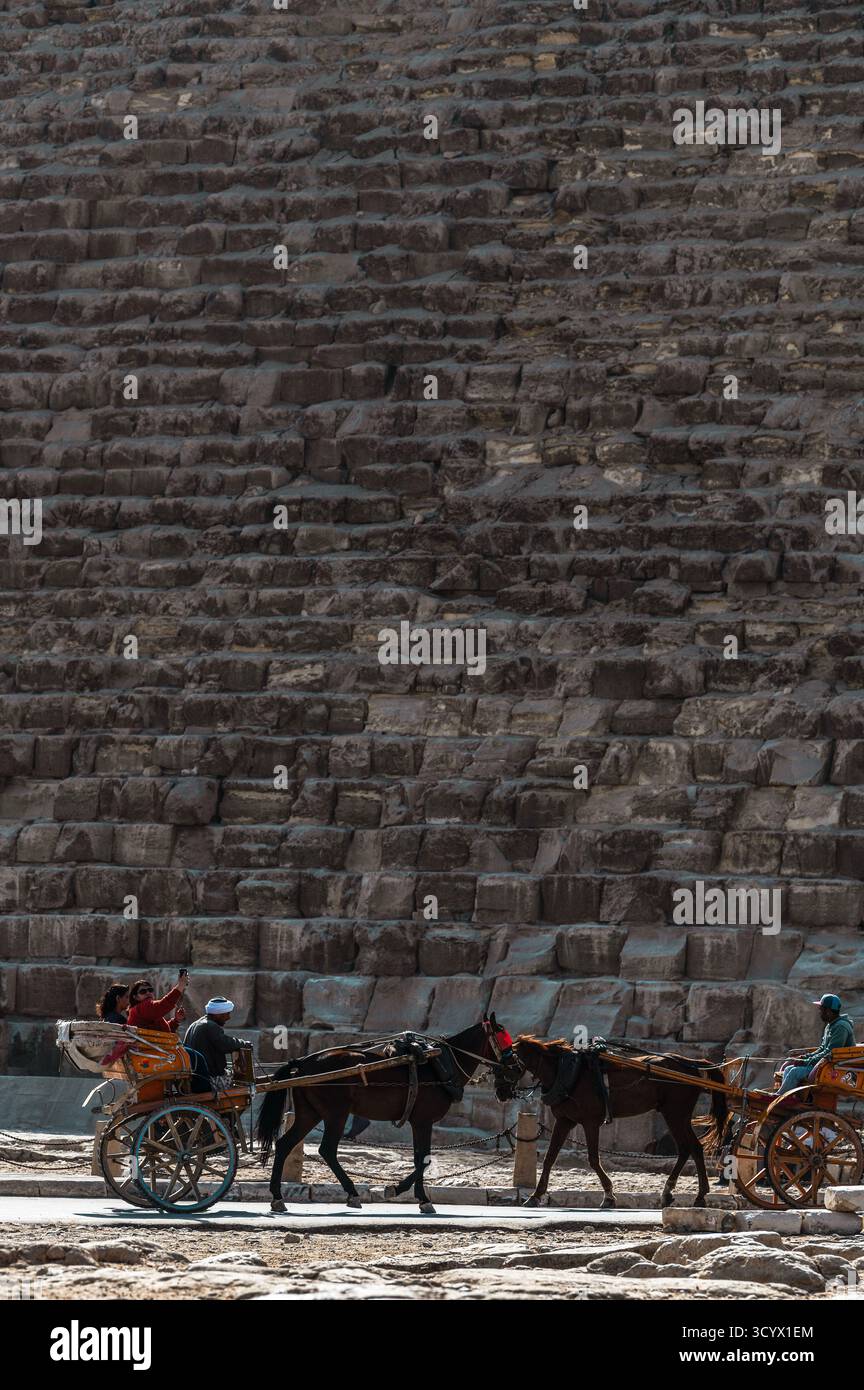 Images éditoriales des pyramides de Gizeh, du Sphinx et du plateau de Gizeh près du Caire, capturant les merveilles antiques, la culture et la beauté intemporelle de l’Égypte. Banque D'Images