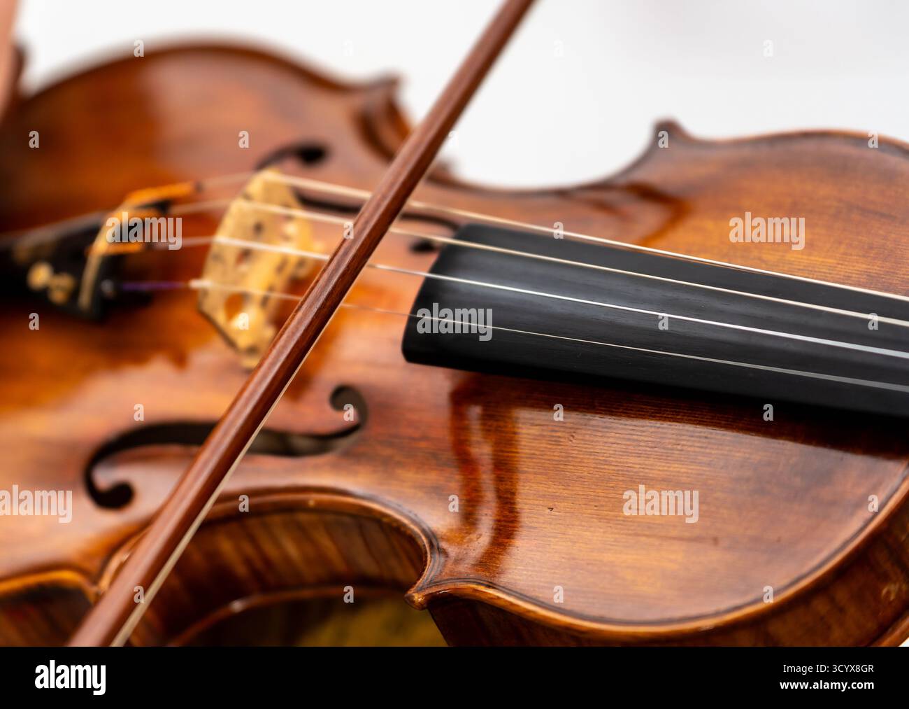 Arc de violon balayant les cordes d'un instrument de musique classique Banque D'Images