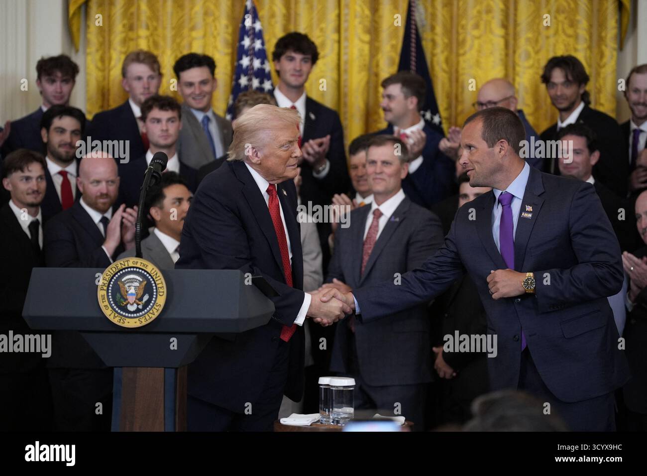 Washington DC, États-Unis. 20 octobre 2025. Le président AMÉRICAIN Donald Trump participe à une visite avec les champions de baseball LSU et LSU Shreveport dans la salle est de la Maison Blanche à Washington, DC, États-Unis, le 20 octobre 2025. Photo de Yuri Gripas/ABACAPRESS.COM crédit : Abaca Press/Alamy Live News Banque D'Images