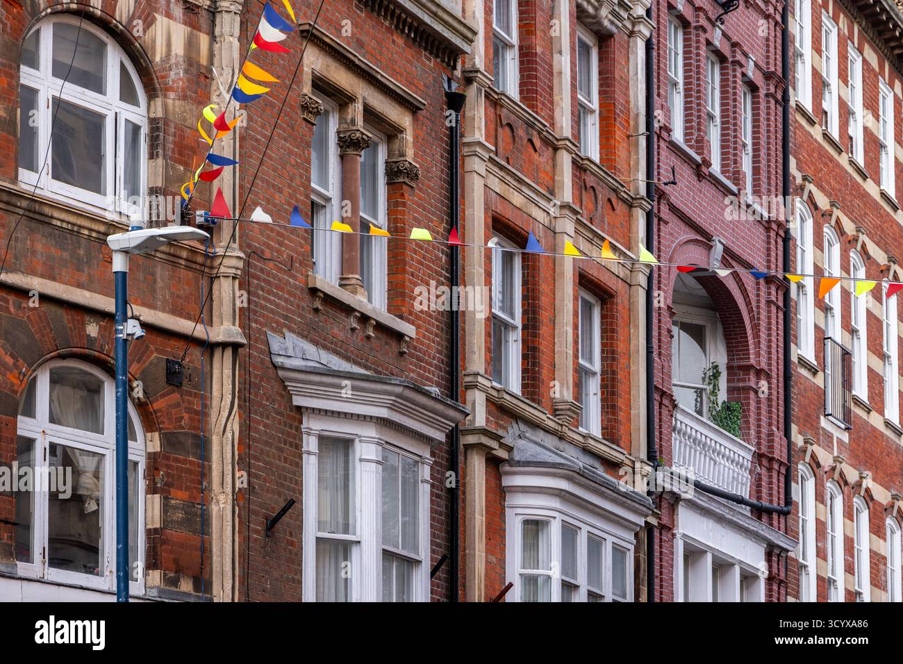 Façade de maisons de ville en briques rouges dans la ville de Douvres, Kent, Angleterre, Royaume-Uni, Europe Banque D'Images