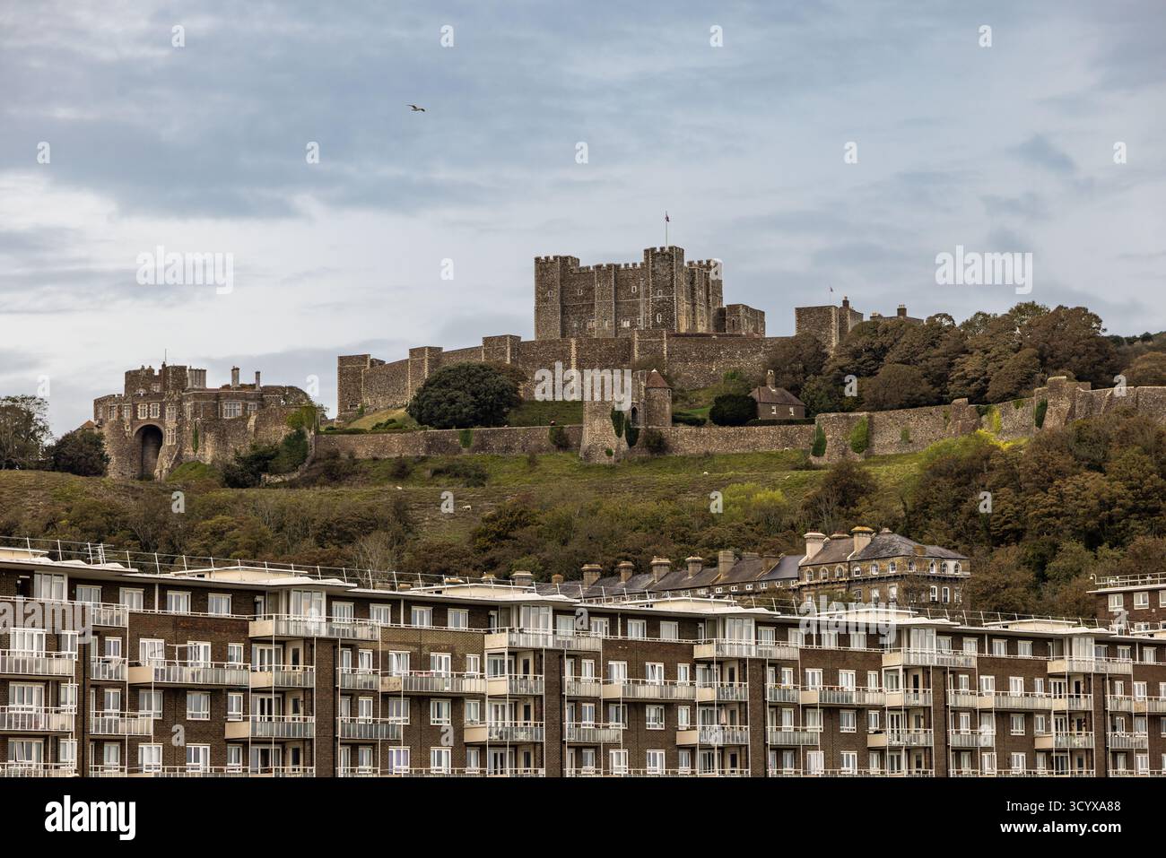 Château de Douvres sur une colline avec la Grande Tour d'Henri II en son centre au-dessus des bâtiments du front de mer dans la ville de Douvres, Kent, Angleterre, Royaume-Uni, Europe Banque D'Images