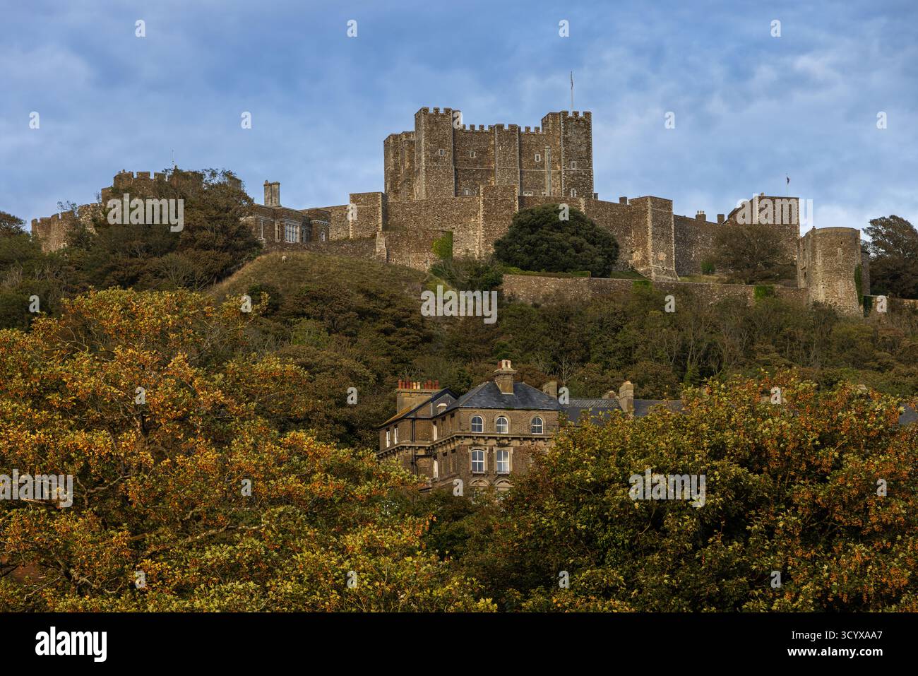 Château de Douvres sur une colline avec la Grande Tour d'Henri II en son centre et les maisons de ville ci-dessous sur la pente dans la ville de Douvres, Kent, Angleterre, Royaume-Uni, Europe Banque D'Images
