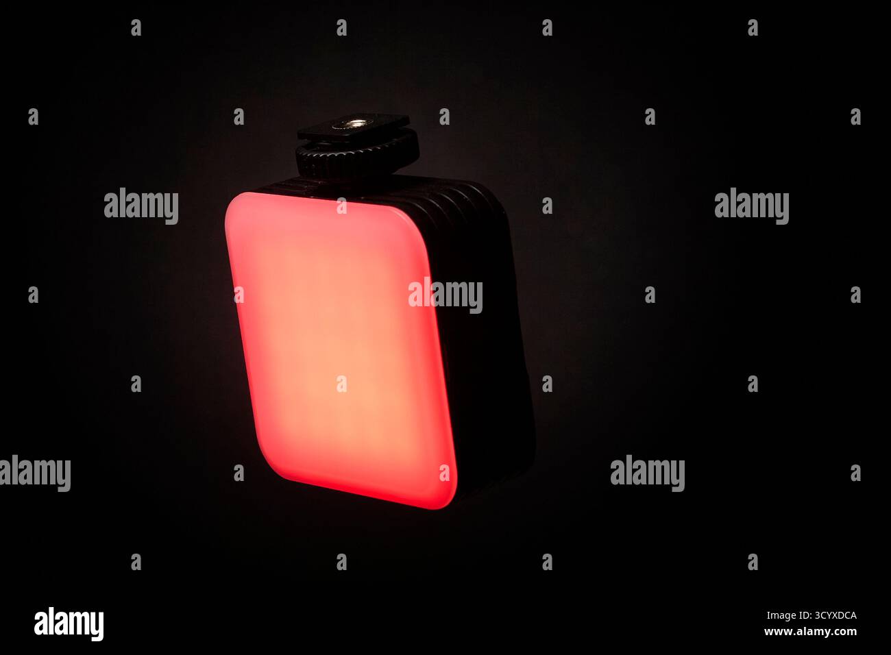 Panneau lumineux LED rouge compact photographié sur un fond noir avec une surface brillante. L'image met en évidence son design rectangulaire idéal pour le ph Banque D'Images