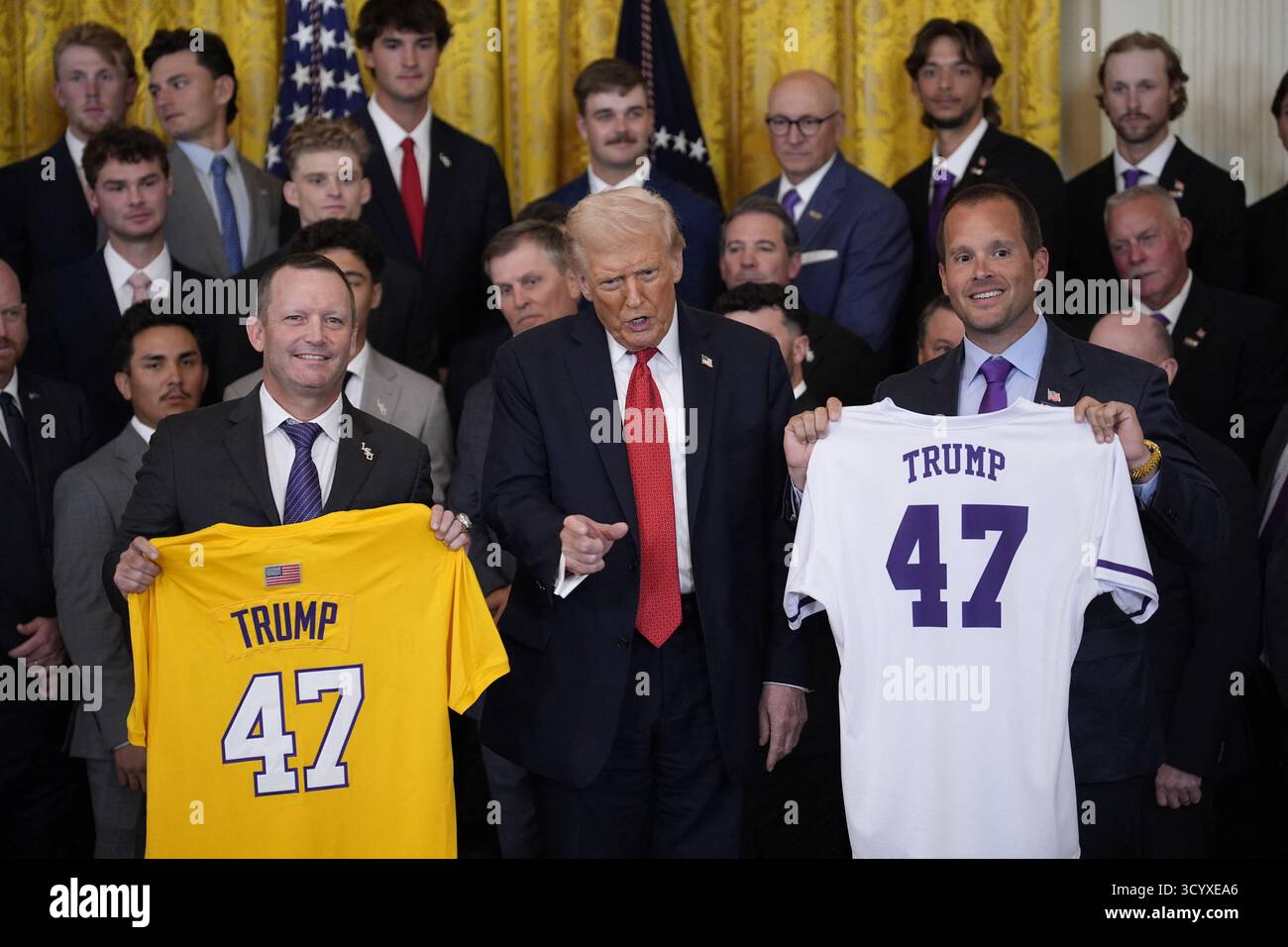 Washington DC, États-Unis. 20 octobre 2025. Jay Johnson, entraîneur-chef des LSU Tigers, à gauche, et Brad Neffendorf, entraîneur-chef des LSU Shreveport Pilots, à droite, présentent le président américain Donald Trump, au centre, les maillots de l'équipe alors qu'ils participent à une visite avec les champions de baseball LSU et LSU Shreveport dans la salle est de la Maison Blanche à Washington, DC, États-Unis, le 20 octobre 2025. Photo de Yuri Gripas/ABACAPRESS.COM crédit : Abaca Press/Alamy Live News Banque D'Images
