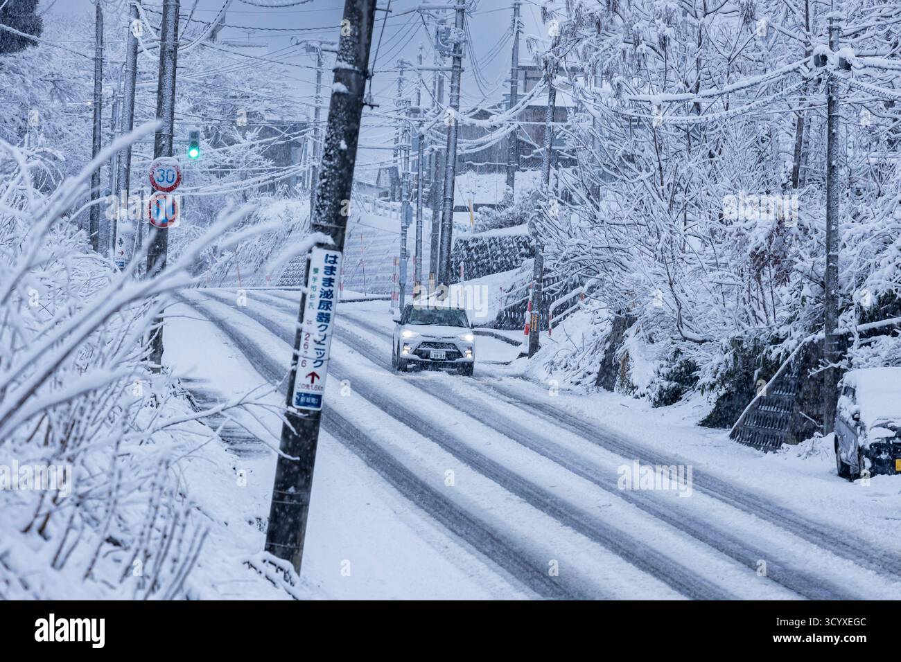 Neige à la rue, la vie dans un pays enneigé, ville célèbre par forte neige, ville de Yokote, Akita, Tohoku, Japon, Asie de l'est, Asie Banque D'Images
