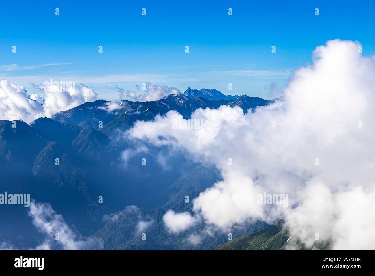 Montagnes Tateyama (Mont Tate), vue sur le mont Yarigatake et Hotaka, depuis le sentier du mont. Sanctuaire d'Oyama, Alpes du Nord, ville de Tateyama, Toyama, Japon, Asie Banque D'Images