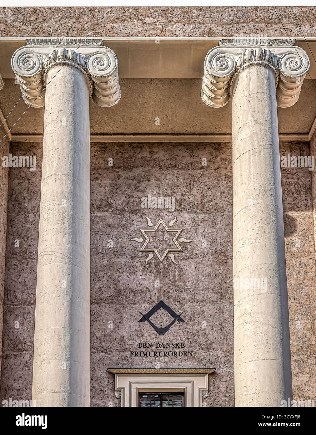 Salle des francs-maçons avec deux colonnes et symboles, Copenhague, 20 octobre 2025 Banque D'Images