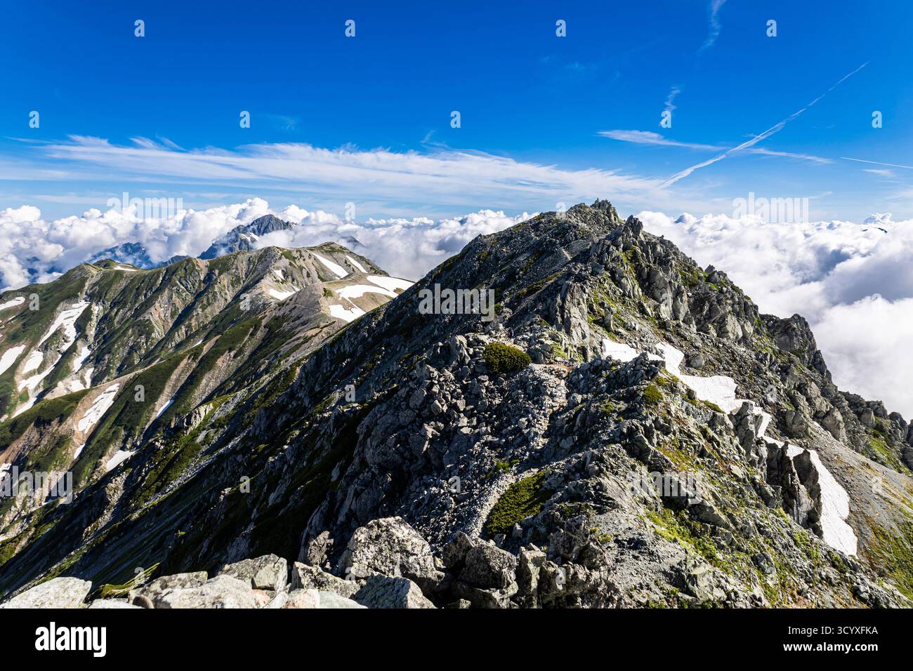 Montagnes Tateyama (Mont Tate), vue sur le plus haut sommet Mt. Onanjiyama et Tsurugi, du sanctuaire d'Oyama, montagnes Hida, ville de Tateyama, Toyama, Japon, Asie Banque D'Images