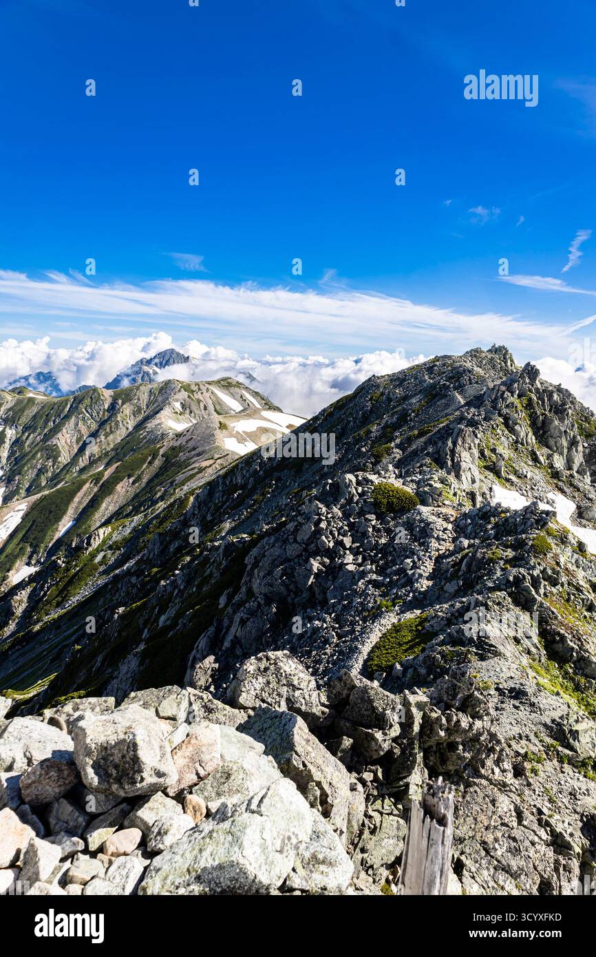 Montagnes Tateyama (Mont Tate), vue sur le plus haut sommet Mt. Onanjiyama et Tsurugi, du sanctuaire d'Oyama, montagnes Hida, ville de Tateyama, Toyama, Japon, Asie Banque D'Images