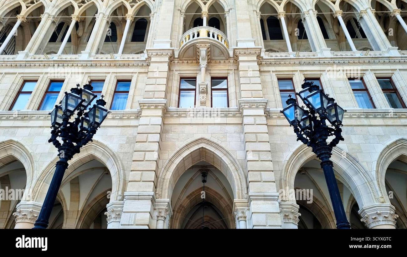 Vue en bas angle de la façade ajourée de l'hôtel de ville de Vienne et des lampadaires vintage. Autriche Banque D'Images