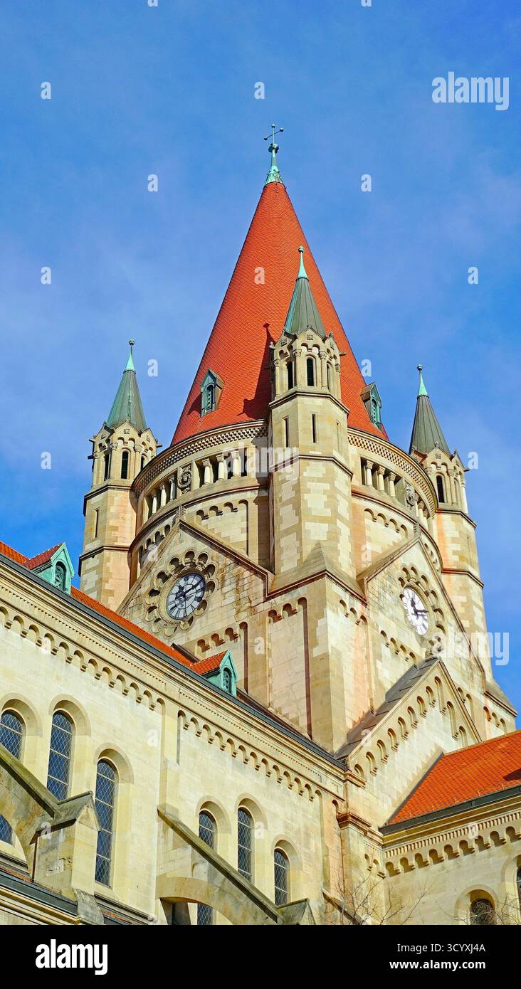 La tour pointue avec le toit de tuiles rouges de l'église Saint François d'assise à Leopoldstadt, Vienn, Autriche Banque D'Images