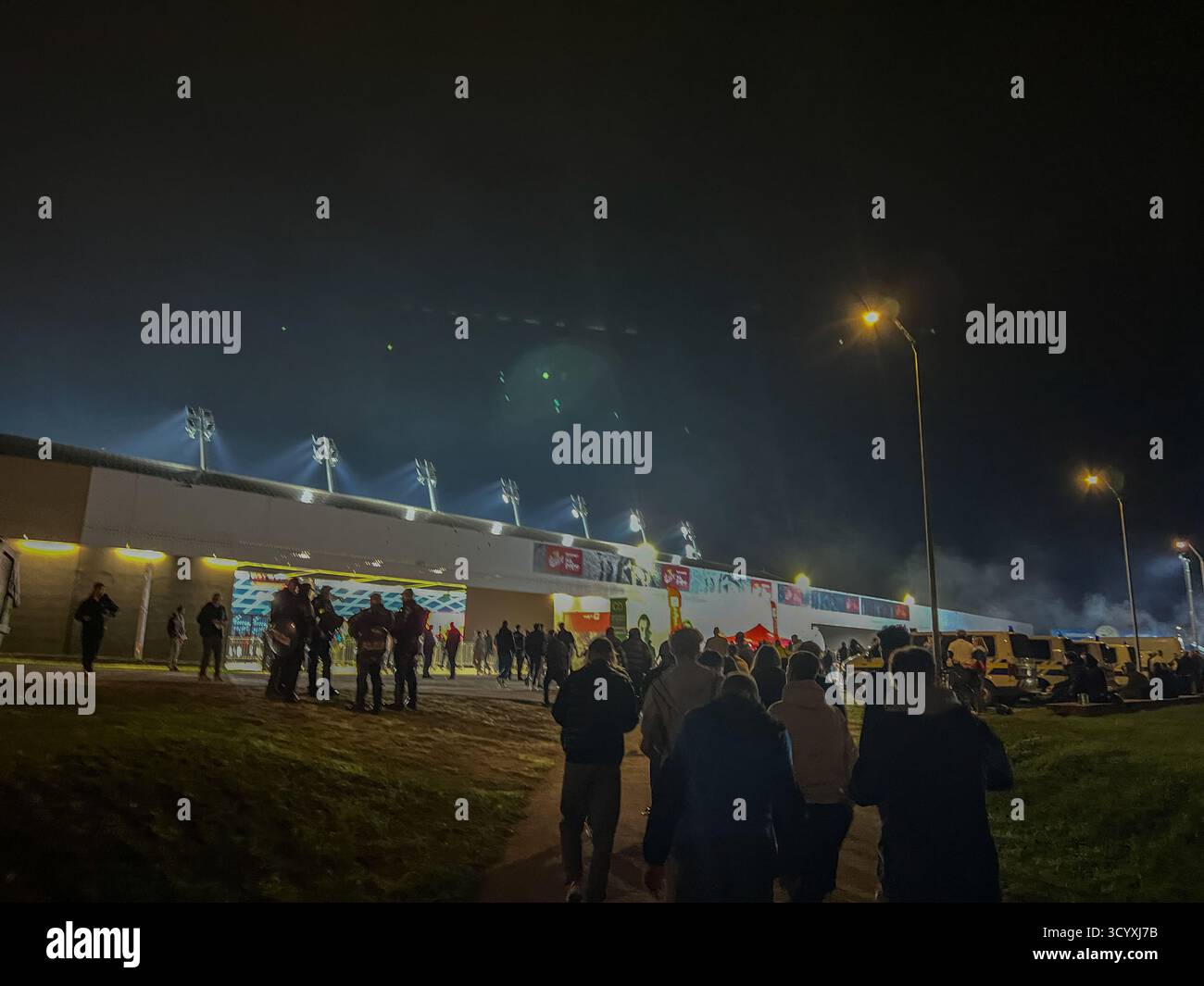Ljubljana, Slovénie- 13.10.2025 : les fans arrivant au match de football la nuit du stade illumine l'atmosphère Banque D'Images