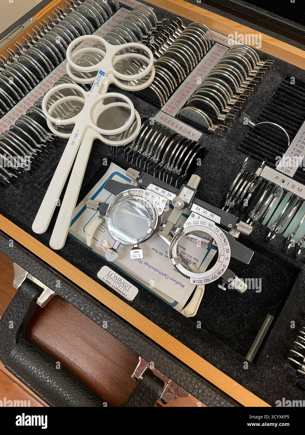 Nature morte d'un ensemble de test de lentille dans un bureau d'ophtalmologie, 2025, New York City, États-Unis Banque D'Images